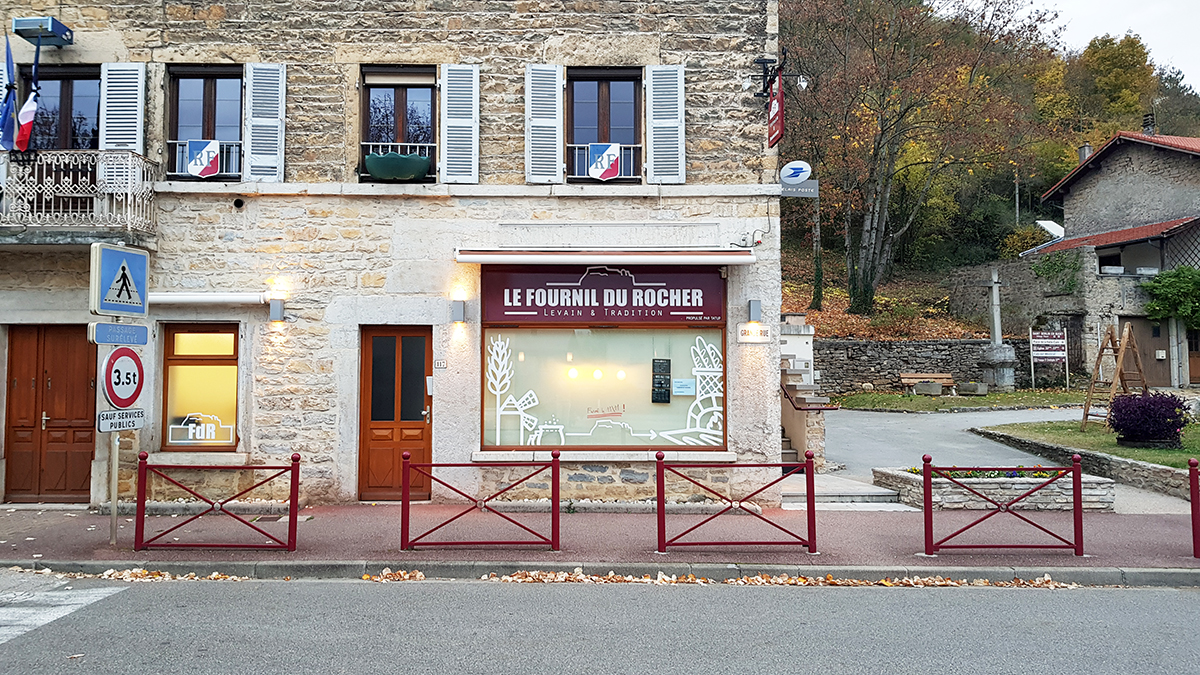 LE FOURNIL DU ROCHER vue de face VOLET FERME